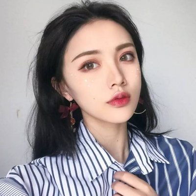习近平和彭丽媛参谒中朝友谊塔